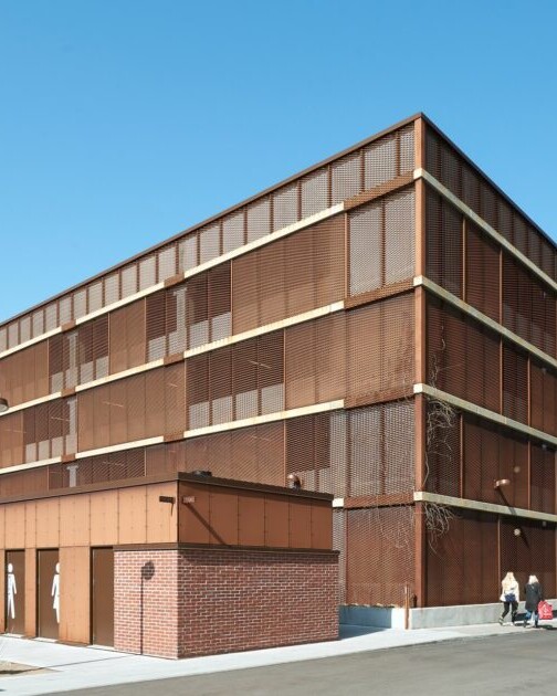 369 p-pladser fordelt på ni dæk blev det til på grunden, hvor elevrådet ville have haft en fodboldbane. Illustration: Jacob Due, Ravn Arkitektur.
