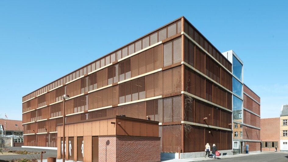 369 p-pladser fordelt på ni dæk blev det til på grunden, hvor elevrådet ville have haft en fodboldbane. Illustration: Jacob Due, Ravn Arkitektur.