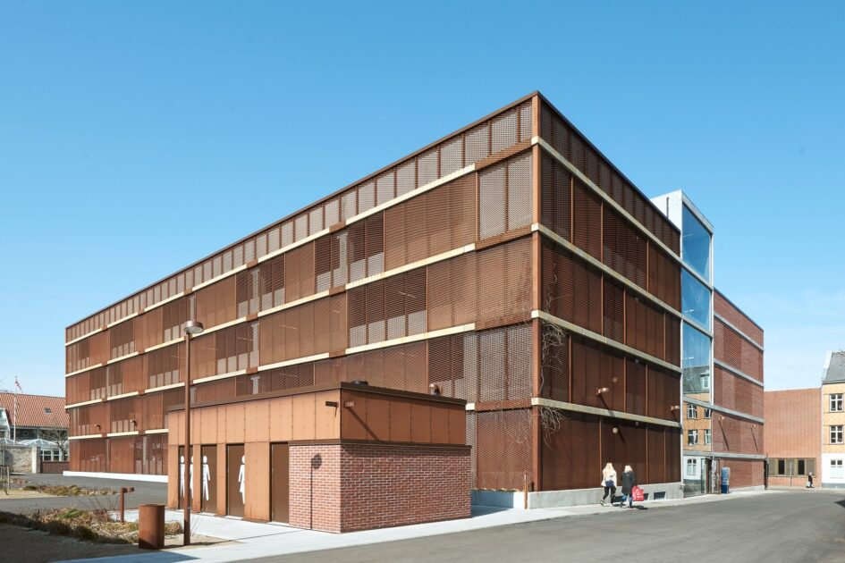 369 p-pladser fordelt på ni dæk blev det til på grunden, hvor elevrådet ville have haft en fodboldbane. Illustration: Jacob Due, Ravn Arkitektur.