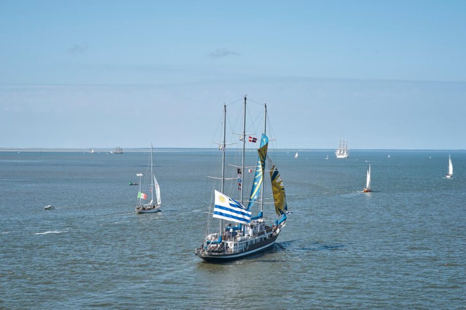 De mere end 40 skibe forlod løbende Esbjerg Havn fra lørdag middag og nogle timer frem. Foto: Christer Holte.