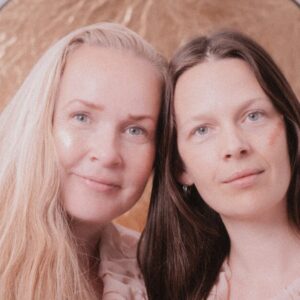Sveinrún Eymundsdóttir (tv) og Stine Benjaminsen udgør Duo Bragi - og det har de nu gjort i ti år. Foto: Philip Skovgaard/10fingers.dk.