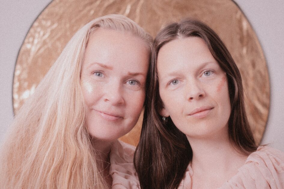 Sveinrún Eymundsdóttir (tv) og Stine Benjaminsen udgør Duo Bragi - og det har de nu gjort i ti år. Foto: Philip Skovgaard/10fingers.dk.