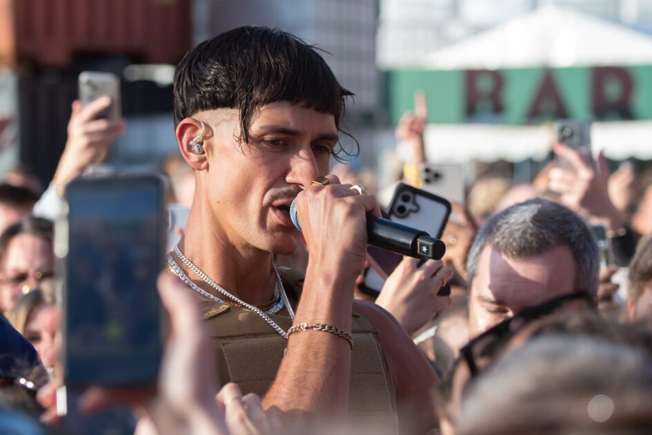 Tobias Rahim tog turen ud blandt publikum på havnen. Foto: Sara Søndergaard. Suset 2025