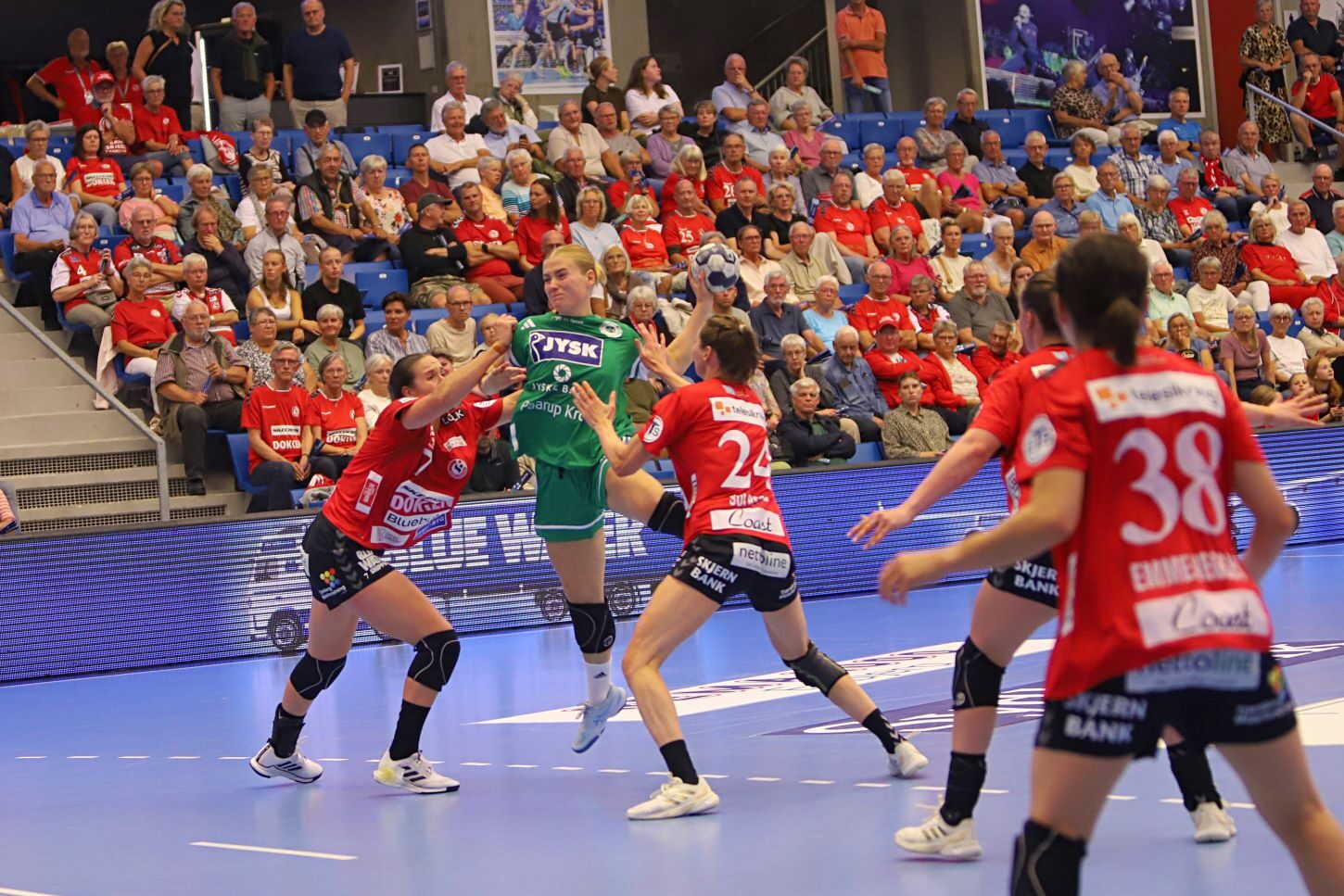 Silkeborg Voel-spillerne kom ofte for let til skudchancer. Foto: Johnny Tauman.