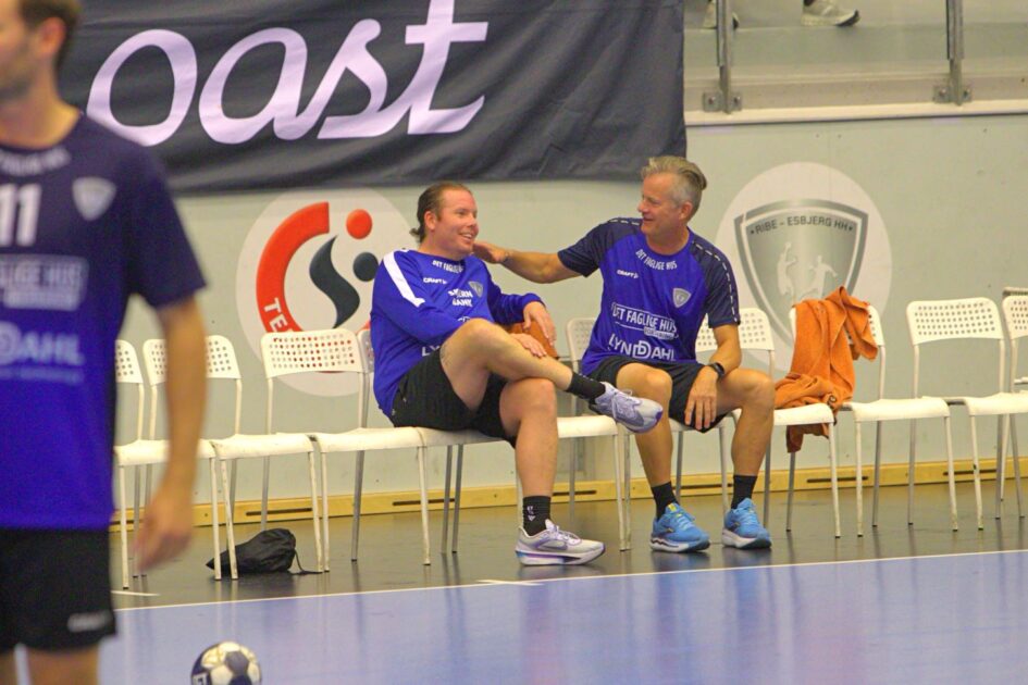 Trænerteamet har også plads til humor og smil. Foto: Johnny Tauman.