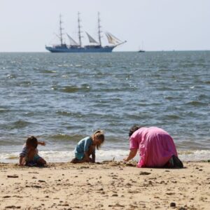 Ventetiden blev anvendt til at lege med børnene. Foto: Johnny Tauman.