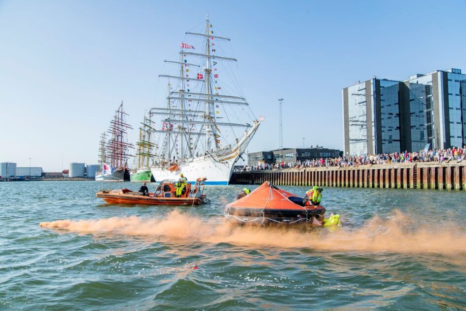 Trafikhavnen danner igen en fantastisk kulisse for redningsøvelsen. Foto: Esbjerg Kommune.
