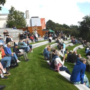 Tilskuerrækkerne ved Byparkens nye friluftsscene blev indtaget af esbjergensere i alle aldre til indvielsen i dag, den 5. august. Foto: Peter Langwithz Smith.