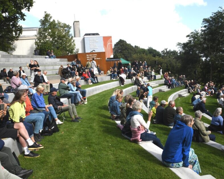 Tilskuerrækkerne ved Byparkens nye friluftsscene blev indtaget af esbjergensere i alle aldre til indvielsen i dag, den 5. august. Foto: Peter Langwithz Smith.