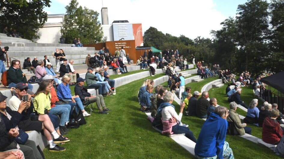 Tilskuerrækkerne ved Byparkens nye friluftsscene blev indtaget af esbjergensere i alle aldre til indvielsen i dag, den 5. august. Foto: Peter Langwithz Smith.