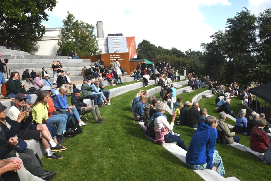 Tilskuerrækkerne ved Byparkens nye friluftsscene blev indtaget af esbjergensere i alle aldre til indvielsen i dag, den 5. august. Foto: Peter Langwithz Smith.