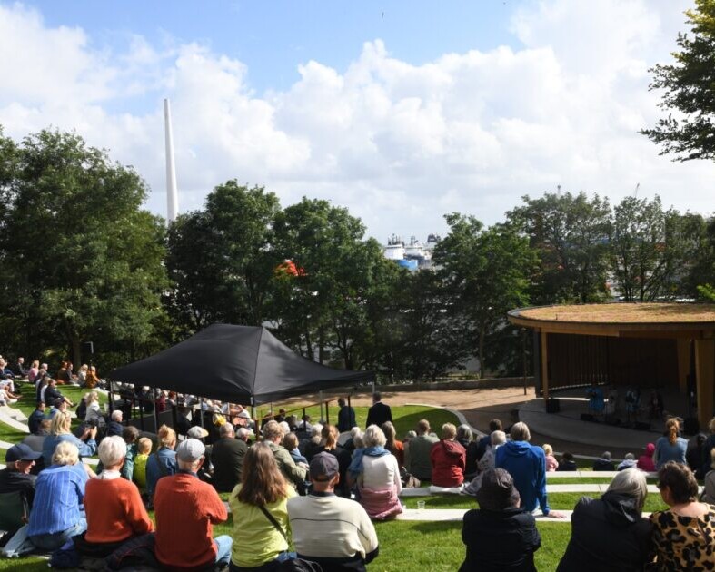 Fra de øverste rækker i Byparken er der udsigt til både scenen og Esbjerg Havn – et møde mellem kultur og industri. Foto: Peter Langwithz Smith.