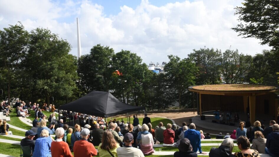 Fra de øverste rækker i Byparken er der udsigt til både scenen og Esbjerg Havn – et møde mellem kultur og industri. Foto: Peter Langwithz Smith.