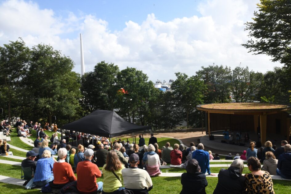 Fra de øverste rækker i Byparken er der udsigt til både scenen og Esbjerg Havn – et møde mellem kultur og industri. Foto: Peter Langwithz Smith.