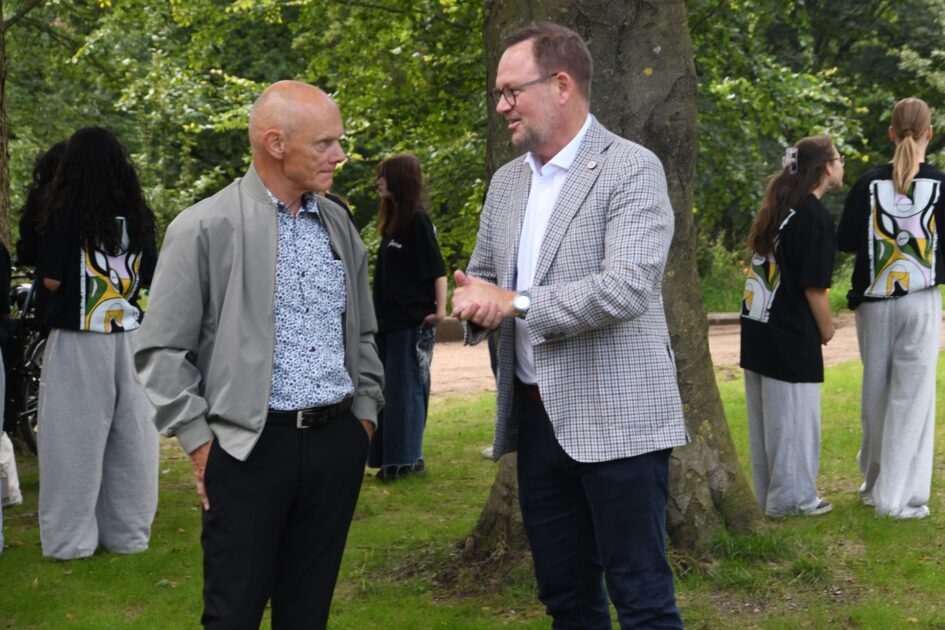 Direktør for Hoffmann Fonden, Erik Haldan, i samtale med borgmester Jesper Frost Rasmussen. Foto: Peter Langwithz Smith.