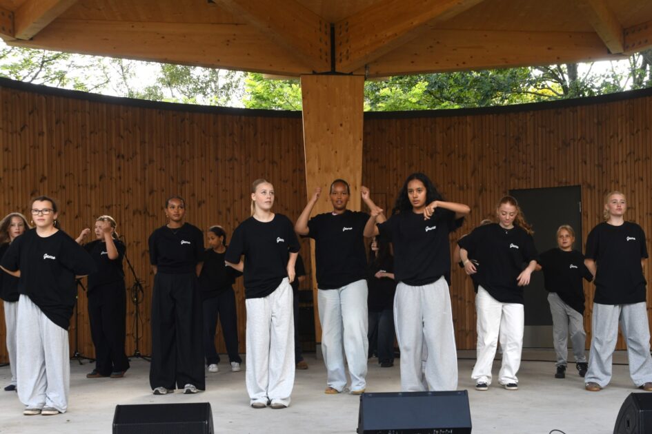 Dansere fra GAME Streetmekka satte bevægelse på scenen og viste, hvordan unge også hører hjemme i Byparkens nye rum. Foto: Peter Langwithz Smith.