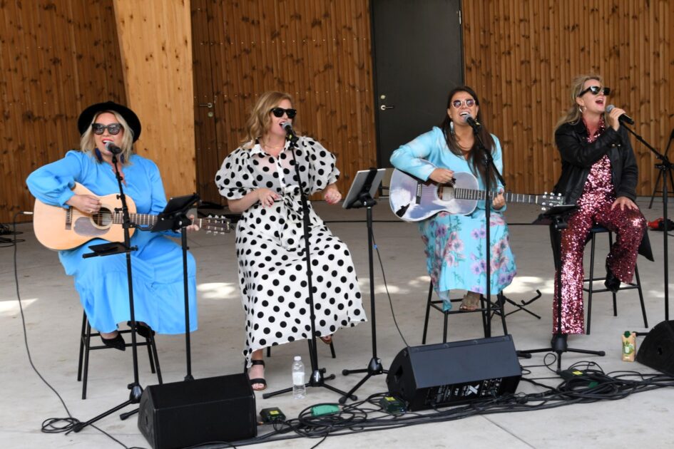 Popgruppen La La Ladies sørgede for både fest, fællessang og glimmer. Foto: Peter Langwithz Smith.