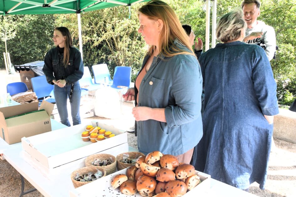 Medarbejdere fra Esbjerg Kommune delte forfriskninger ud. Foto: Peter Langwithz Smith.