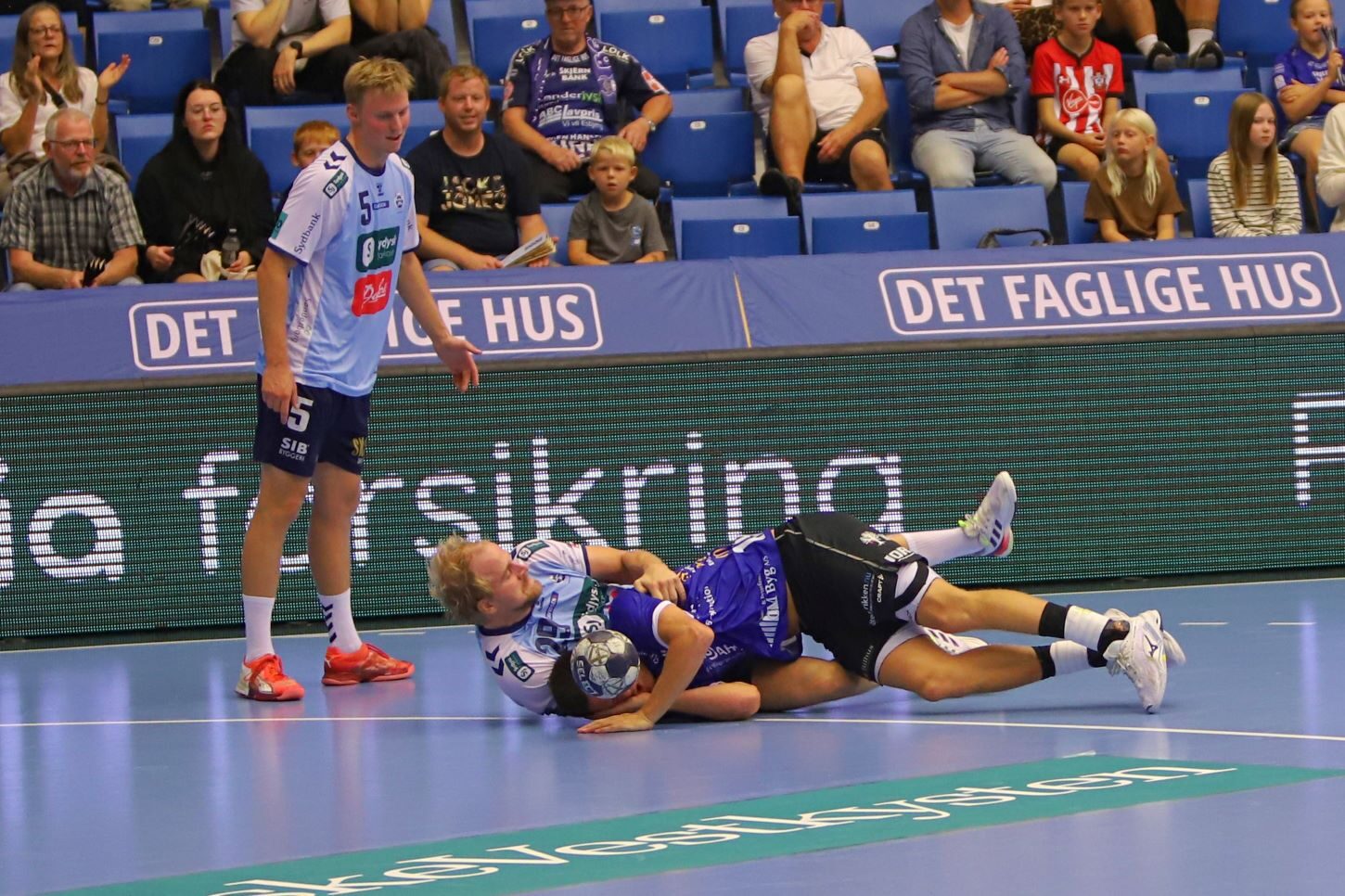 Der blev kæmpet om enhver bold. Foto: Johnny Tauman.