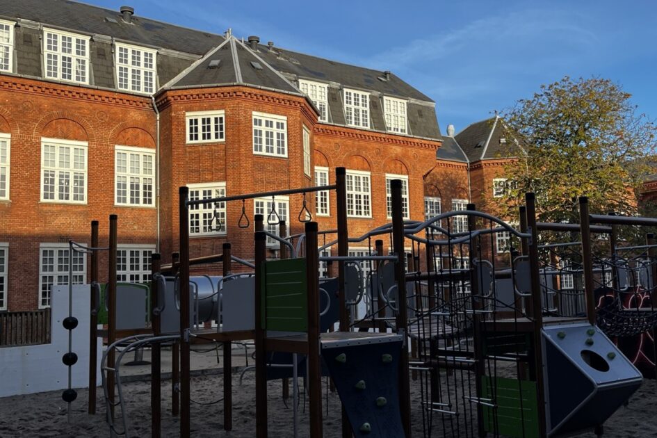 I grove træk ser skolegården ud, som da undertegnede begyndte i 0. klasse sidst i 1980'erne. Foto: Danmarksgades Skole.