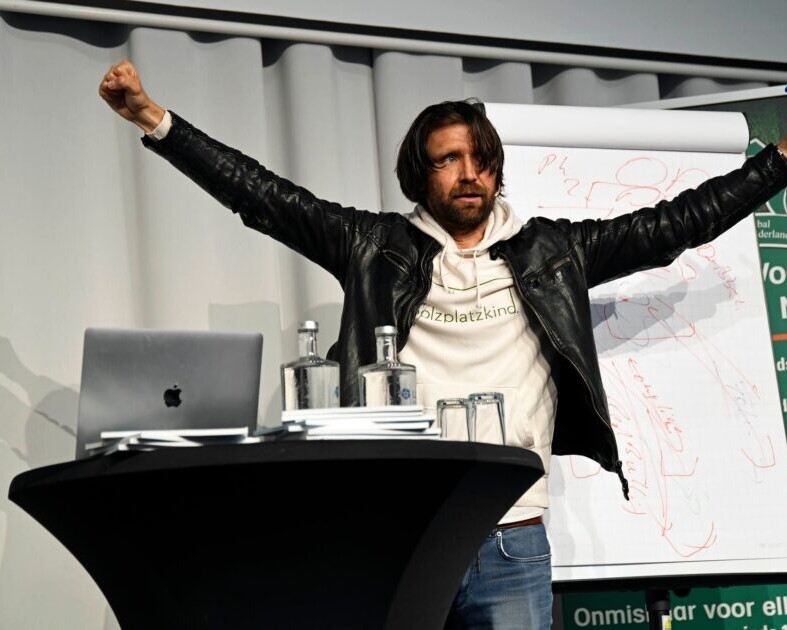 På Peter Hyballas hjemmeside kan man se, at den forhenværende EfB-træner i dag tilbyder en lang række konsulentydelser. Foto: PR/PeterHyballa.com.