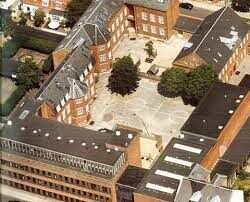 Danmarksgades Skole er ret firkantet - set fra oven. Foto: Esbjerg Kommune.