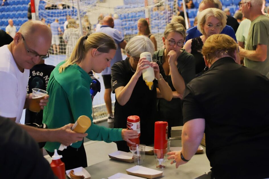 Nogle af REHH's gode, frivillige kræfter fik langet cirka 400 grillpølser ud. Til sidst slap ketchuppen op! Foto: Johnny Tauman.