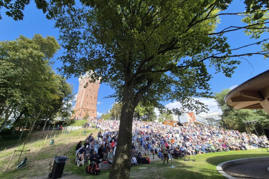 Med Vandtårnet som bagtæppe fyldte tusindvis af publikummer de grønne skråninger i Byparken. Foto: Peter Langwithz Smith.