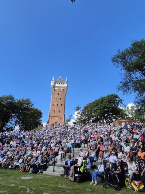 Publikum sad tæt i det solrige augustvejr, da Den Kongelige Opera indtog Byparken. Foto: Peter Langwithz Smith.