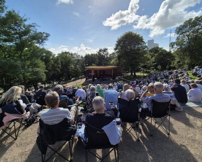 Fra bagerste række var der både udsigt til scenen og den blå sensommerhimmel. Foto: Peter Langwithz Smith.