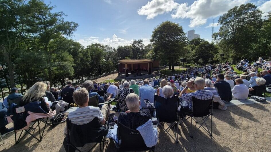 Fra bagerste række var der både udsigt til scenen og den blå sensommerhimmel. Foto: Peter Langwithz Smith.