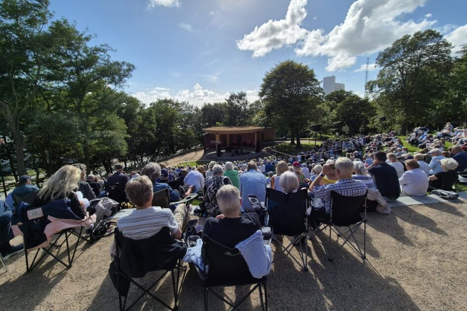Fra bagerste række var der både udsigt til scenen og den blå sensommerhimmel. Foto: Peter Langwithz Smith.