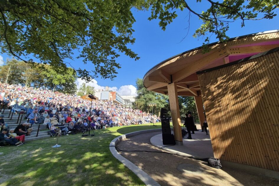 Det nye amfiteater i Byparken dannede den perfekte ramme om koncerten. Foto: Peter Langwithz Smith.