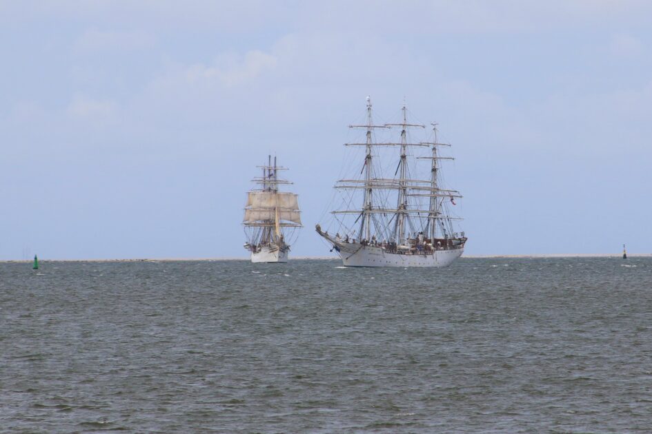 Skoleskibe fra nær og fjern lægger til kaj i forbindelse med Tall Ships Race. Foto: Johnny Tauman.