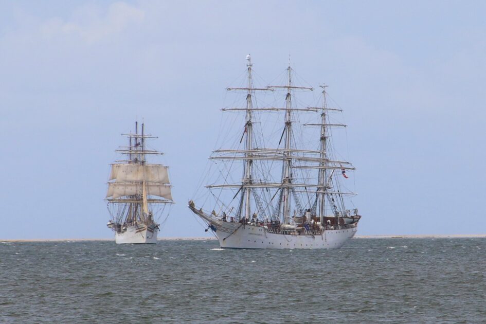 To store sejlskibe skærer gennem vandet med kurs mod Esbjerg Havn. Foto: Johnny Tauman.