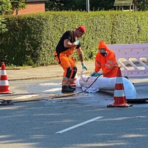 Slangen skæres til. Foto: Johnny Tauman.