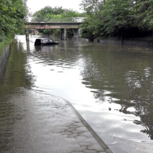 Sådan så Strandby Kirkevej ud under jernbanebroen den 25. juli. Foto: Per Benny Paulsen.