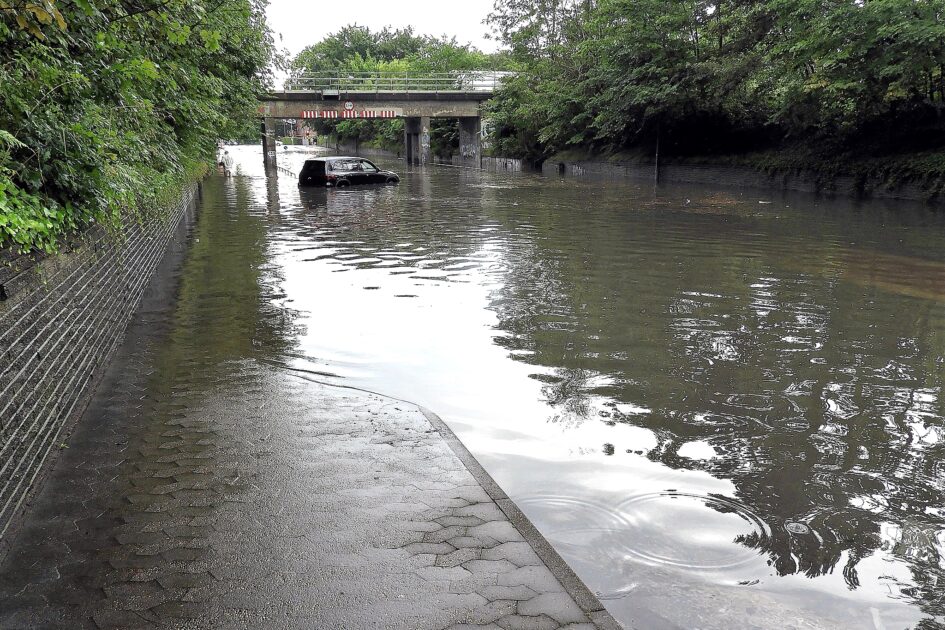 Sådan så Strandby Kirkevej ud under jernbanebroen den 25. juli. Foto: Per Benny Paulsen.