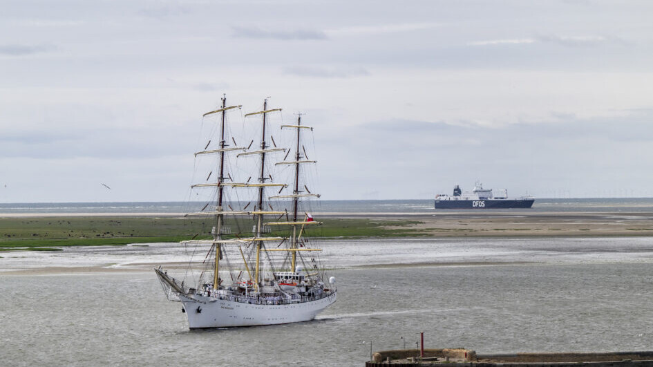 Polske Dar Młodzieży anløber Esbjerg under The Tall Ships Races i 2022. Med sine 108,8 meter var det dengang det største skib i flåden – i år overgås det dog af peruvianske BAP Unión på hele 115,7 meter. Foto: Esbjerg Kommune.