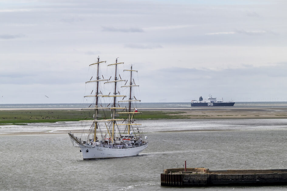Polske Dar Młodzieży anløber Esbjerg under The Tall Ships Races i 2022. Med sine 108,8 meter var det dengang det største skib i flåden – i år overgås det dog af peruvianske BAP Unión på hele 115,7 meter. Foto: Esbjerg Kommune.
