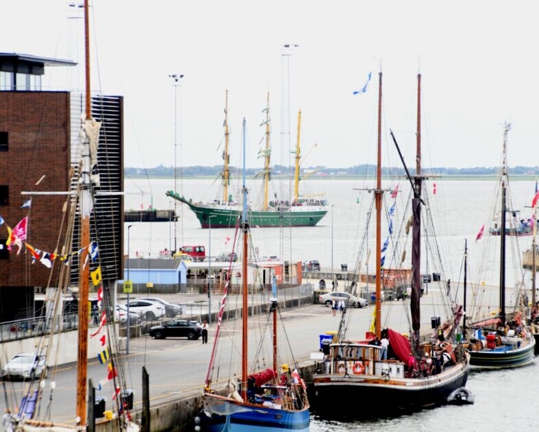 Skibene er begyndt at fylde godt op ved kajkanterne. Foto: Peter Langwithz Smith.