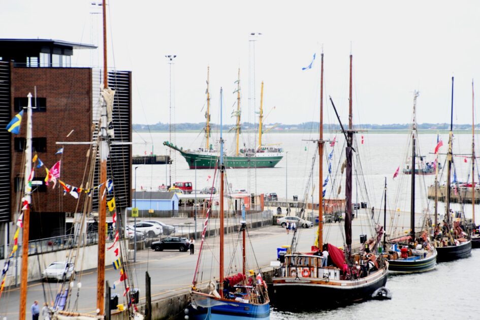 Skibene er begyndt at fylde godt op ved kajkanterne. Foto: Peter Langwithz Smith.