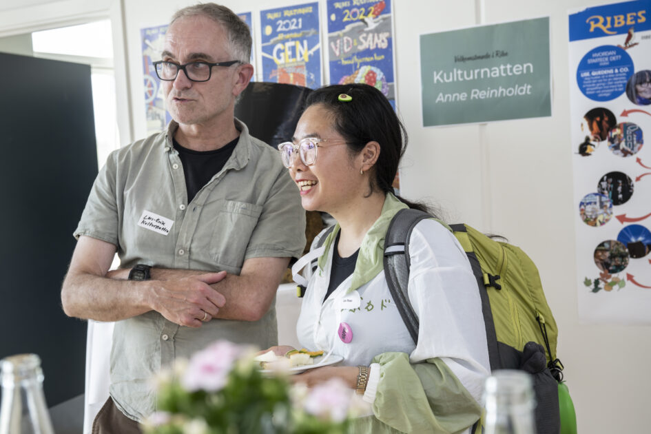 Bag velkomstmøderne står Esbjerg Kommunes Tilflytterservice, som har arbejdet tæt sammen med lokale velkomstambassadører i Ribe og Ribe Fritidscenter om at arrangere velkomstmødet i Ribe.