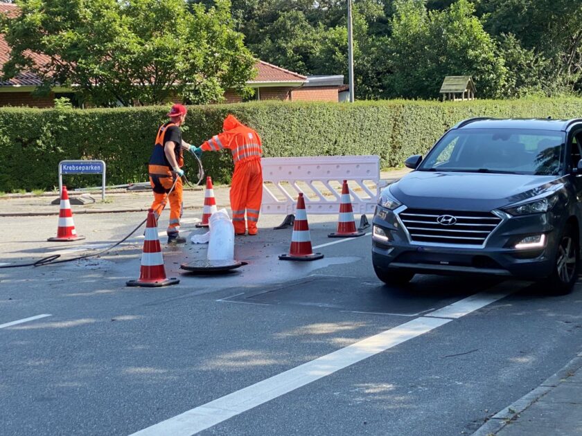 Trafikken glider forbi, mens der arbejdes. Foto: Johnny Tauman.