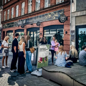 Der var en gratis pokebowl til de første 100 kunder fredag.