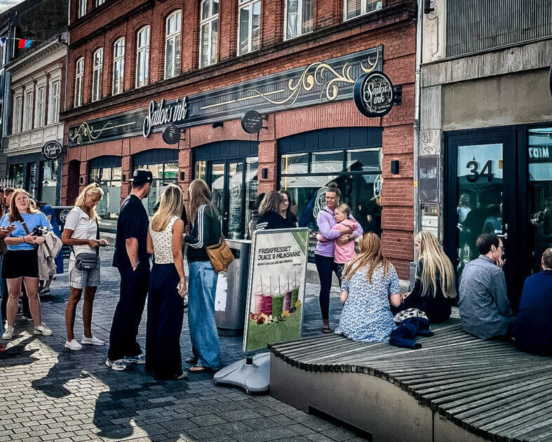 Der var en gratis pokebowl til de første 100 kunder fredag.