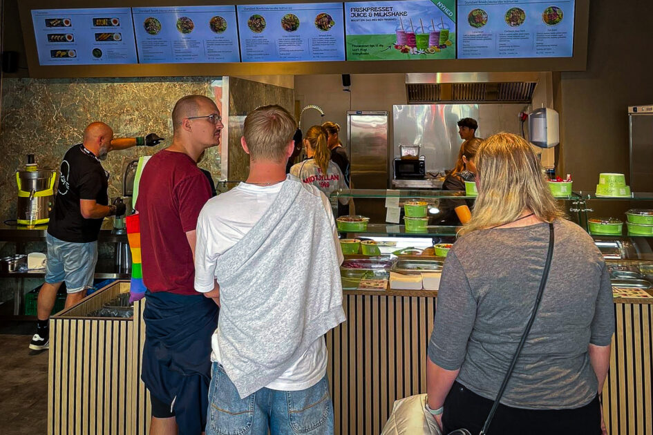 Hos U-poke kan man selv "bygge" sin poke bowl med friske grøntsager og diverse slags kød, fisk og fjerkræ.