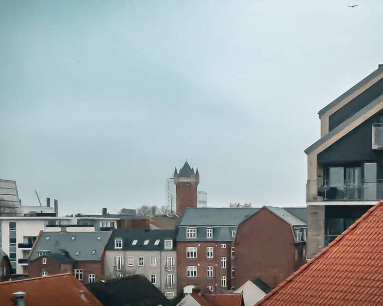 Udsigt til Vandtårnet fra Broen Shoppings tag. Foto: Fjodor Pedersen.