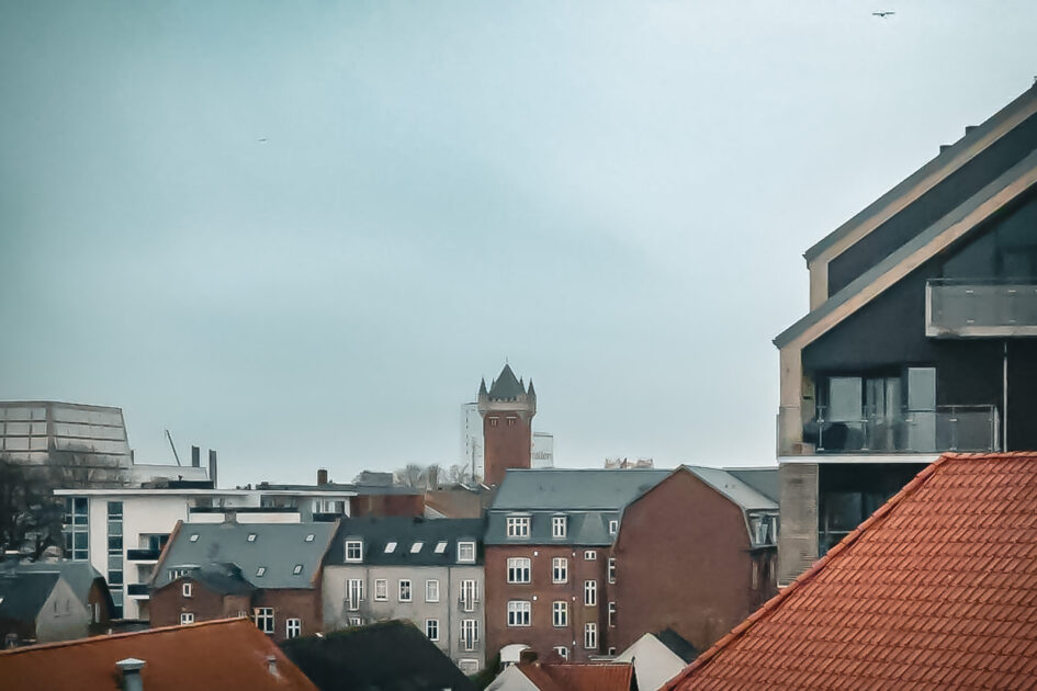Udsigt til Vandtårnet fra Broen Shoppings tag. Foto: Fjodor Pedersen.