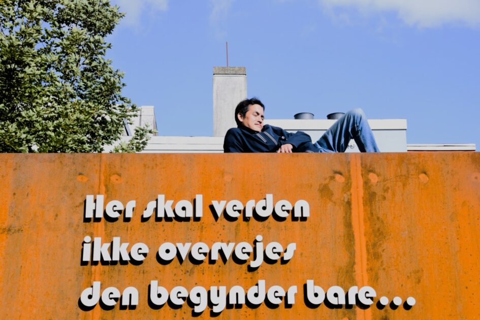 Flere steder i den omdannede park møder man nu poesi. Foto: Peter Langwithz Smith.